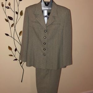 Women’s blk and white suit